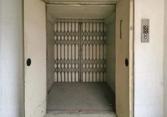 Lastenaufzug im Keller