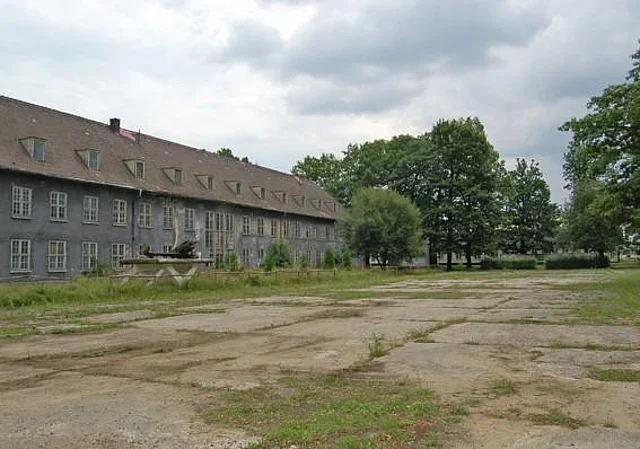 Ehemaliges Stabsgebäude mit Exerzierplatz