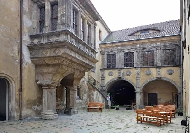 Rathaus Görlitz, Renaissance-Innenhof mit Gerichtserker und Archivflügel