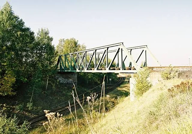 Stahlträgerbrücke über Normalspurstrecke, nach Nordwest