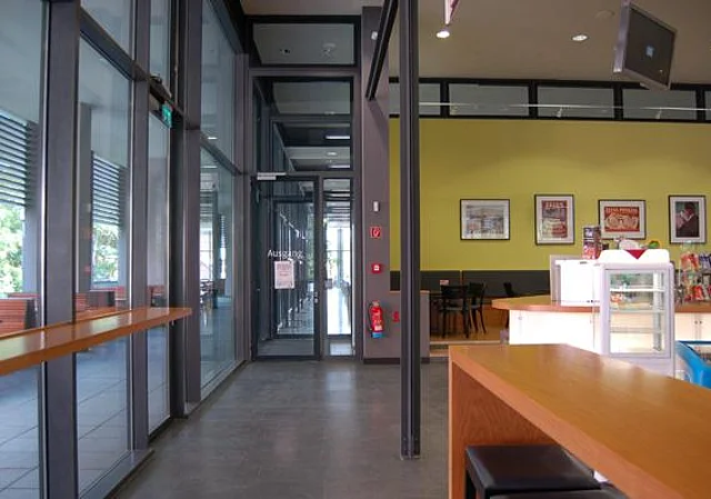Eingang Ost mit Cafeteria