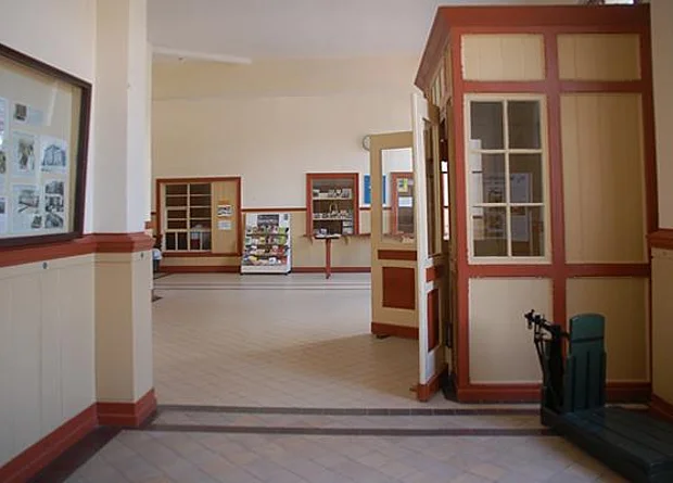 Empfangshalle, Blick zum Schalter 