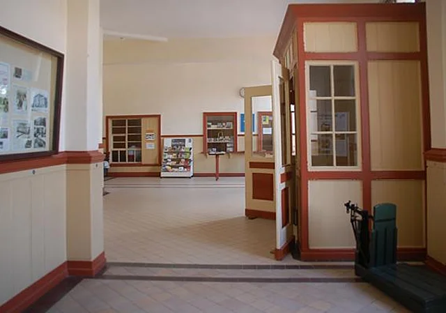 Empfangshalle, Blick zum Schalter