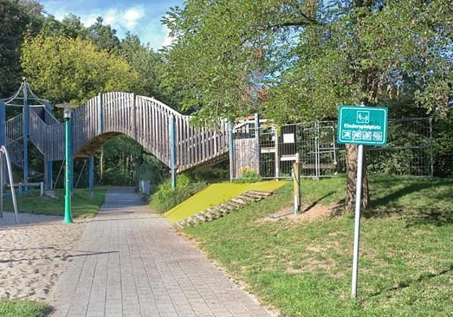 Weg vom Falkeplatz zur Brücke über die Chemnitz am Spielplatz
