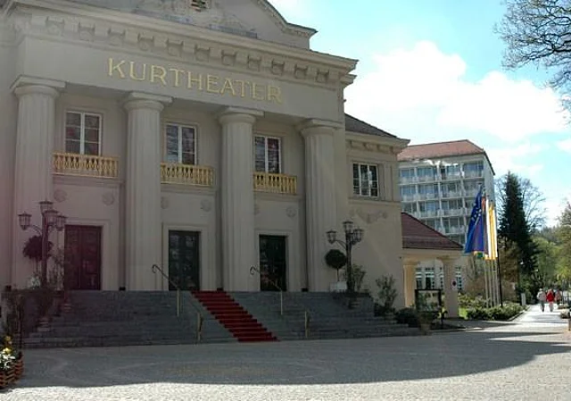 König Albert Theater, Portikus