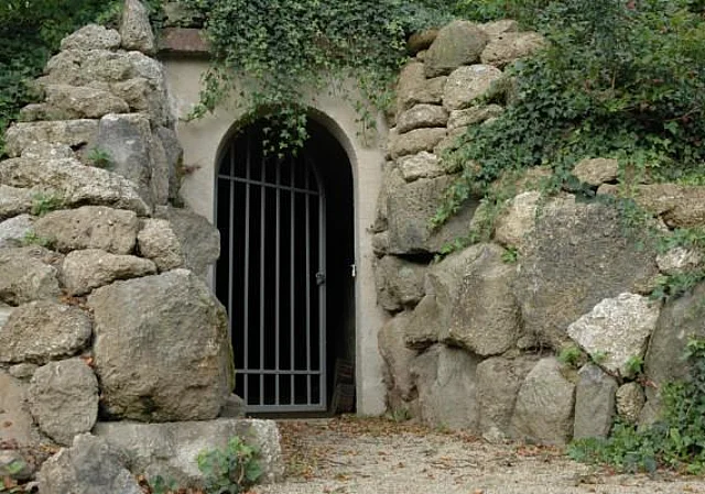 Eingang zur Grotte unter der Terrasse