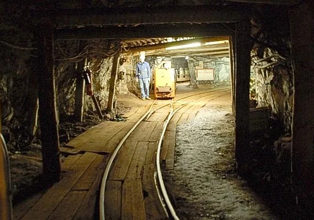 Schaubergwerk, Zufahrt der Grubenbahn zur 1.Sohle, Beginn des Standardführungsbereiches