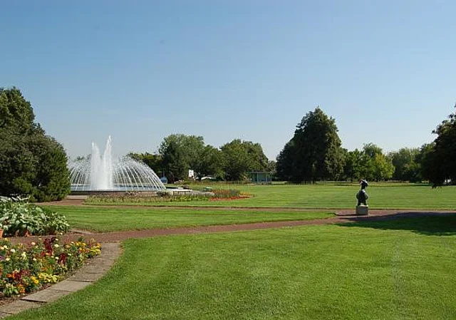 Große Wiese mit Fontäne