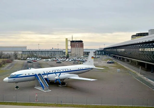 IL 18, ehemaliger Tower, Mall