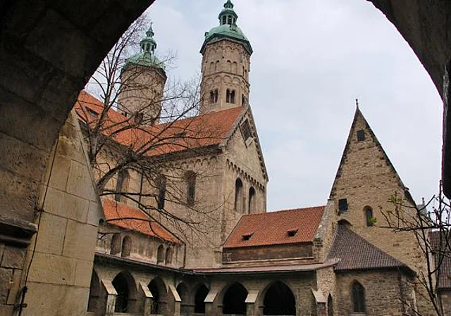 Naumburger Dom - Blick aus dem westlichen Kreuzgang nach Nordost