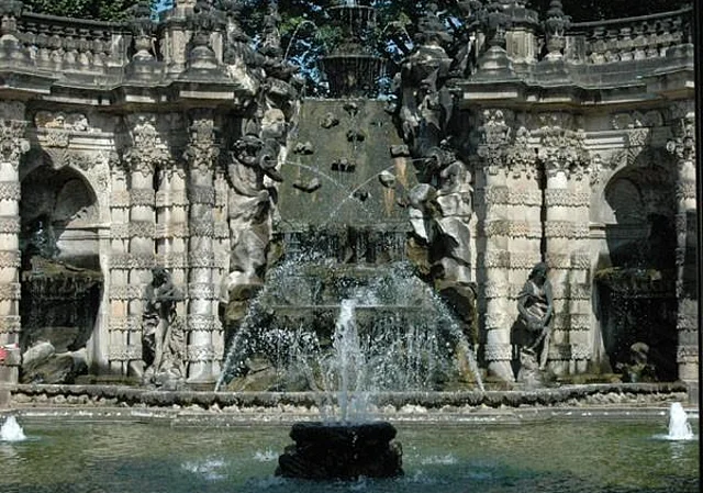 Zwinger, Nymphenbad mit Brunnen