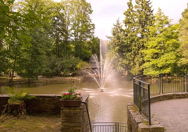großer Schlossteich mit Fontäne