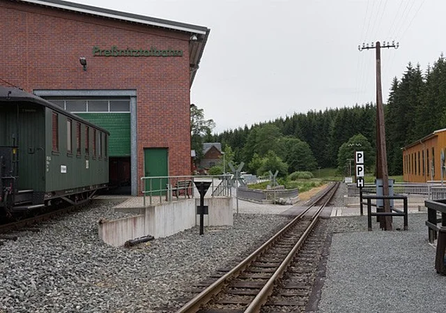 Blick auf die Ausstellungs- und Fahrzeughalle