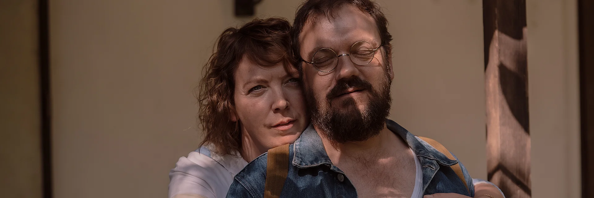 Spaziergang nach Syrakus Frau umarmt Mann von hinten | Urheberrecht: Sammy Hart / Pandora Filmproduktion
