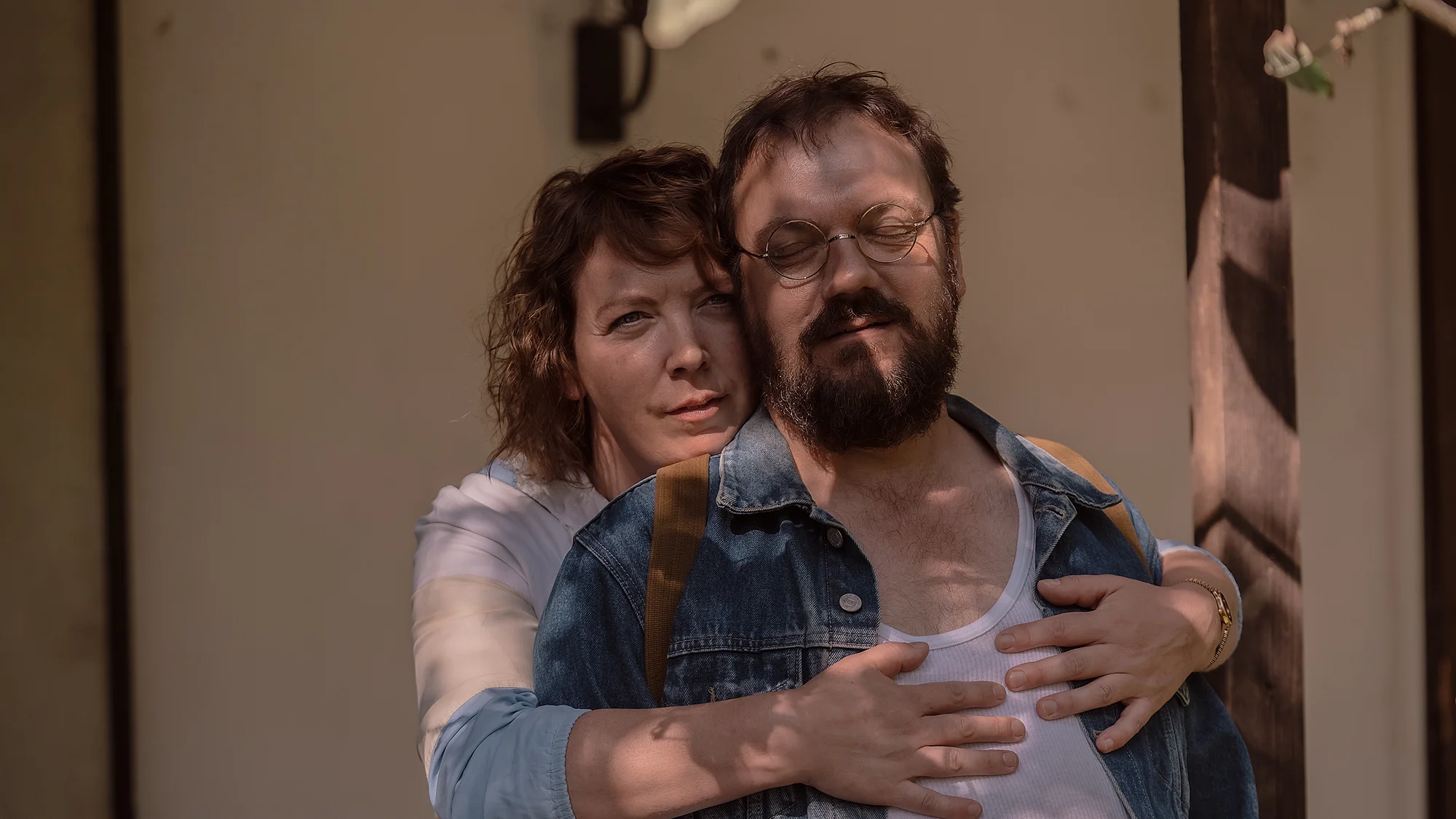  Frau umarmt Mann von hinten | Urheberrecht: Sammy Hart / Pandora Filmproduktion 