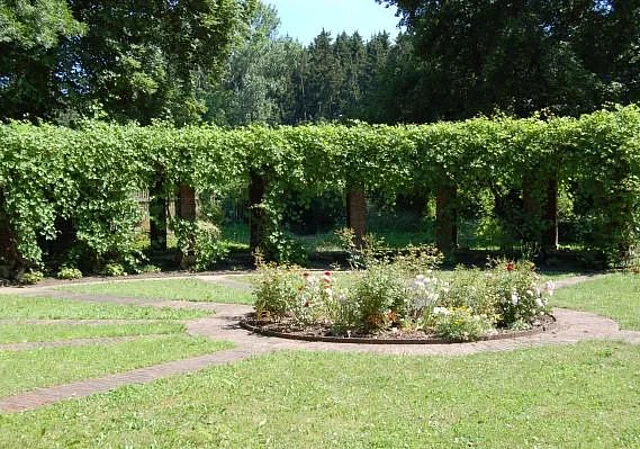 Rosenrondell mit Loggia