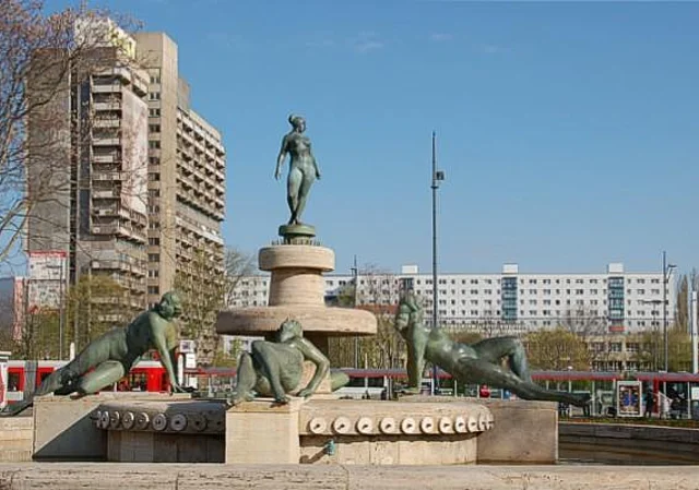 Ernst-Barlach-Straße, Brunnen mit Blick zur Neustädter Passage nach Norden