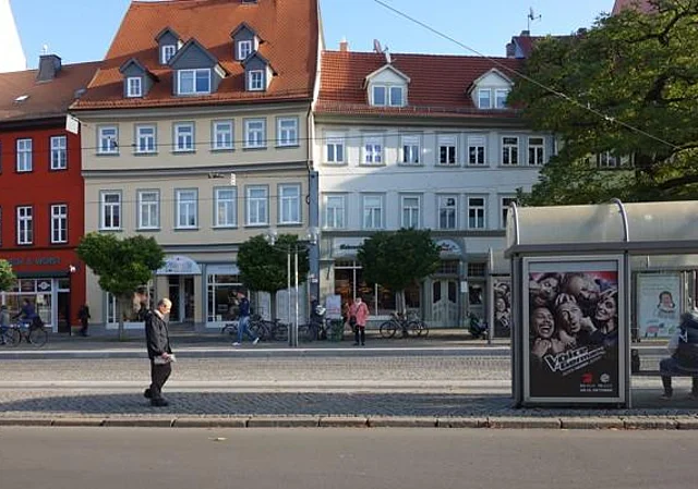 Ostseite mit Straßenbahnhaltestelle