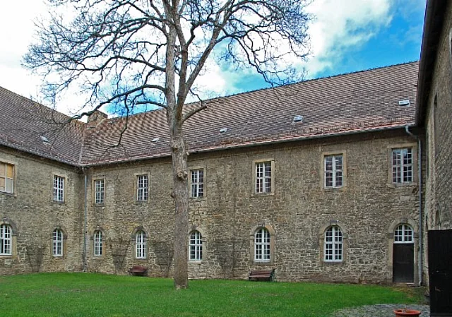 Kreuzgang, Klosterhof