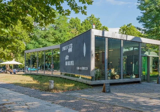 Neubau und Café