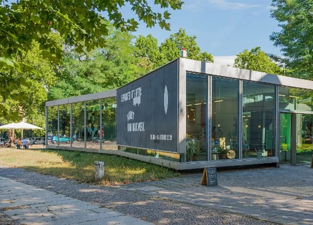 Neubau und Café 