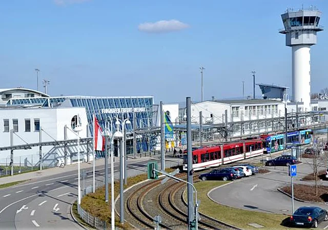 Südseite mit Eingang und Tower