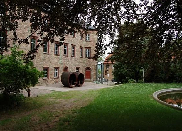 Südostflügel vom Park aus 