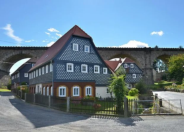 Brückenweg, Ecke Hauptstraße, Eisenbahnviadukt 