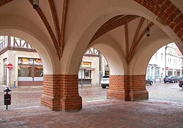 Rathaus Gardelegen, Arkaden Westseite