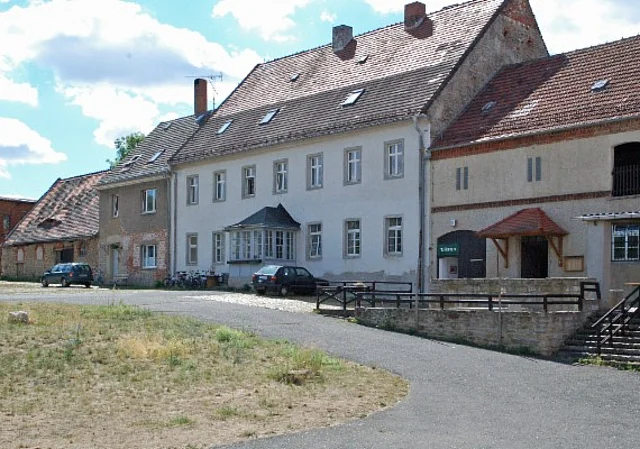Kloster Posa, Vorderhof