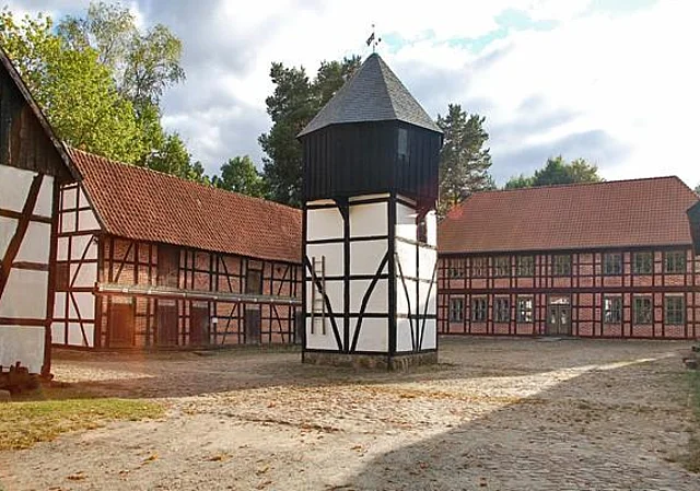 Mitteldeutscher Vierseithof: Pferdestall, Taubenturm, Wohnhaus