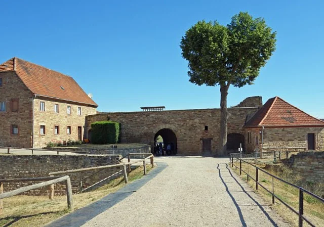 Toreinfahrt vom Hof aus