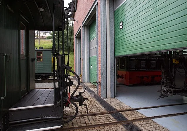 Wagon vor der Ausstellungs- und Fahrzeughalle