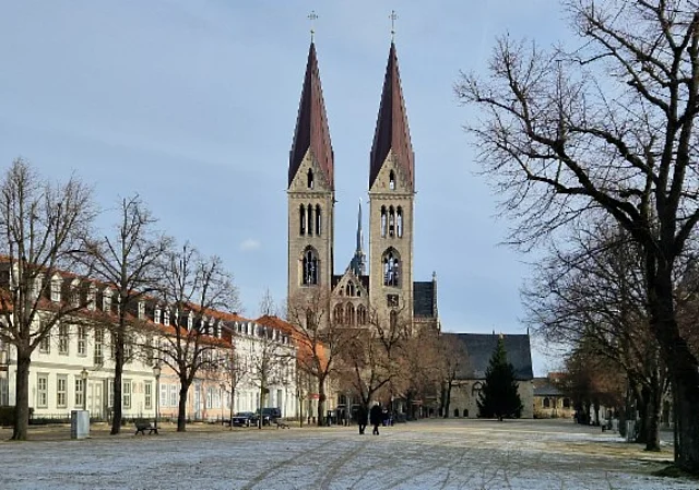 Blick vom Domplatz auf die Westfassade