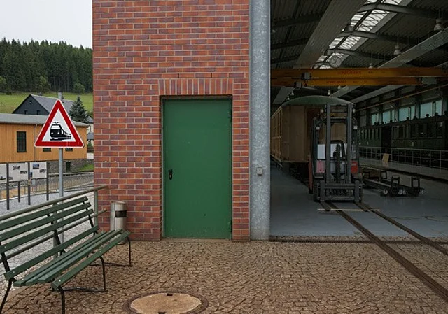 Blick in die Ausstellungs- und Fahrzeughalle