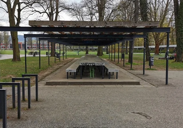Rasenmühleninsel Tisch mit Bänken
