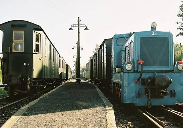 historischer Bahnsteig und Züge, Benndorf, nach Nordost