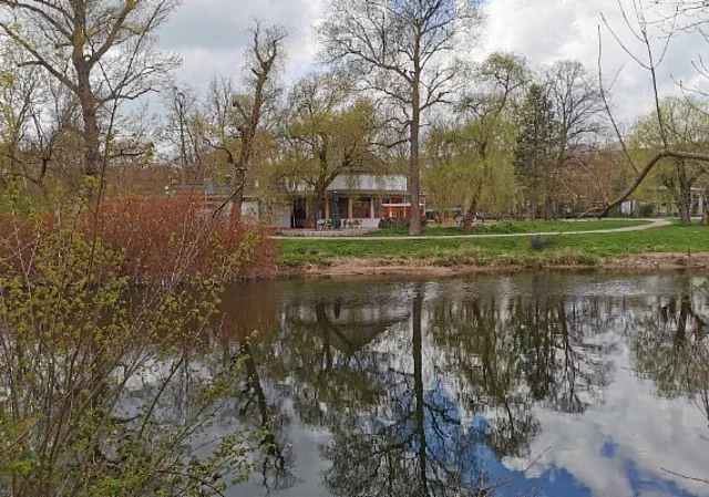 Ostufer Blick auf Paradiescafé