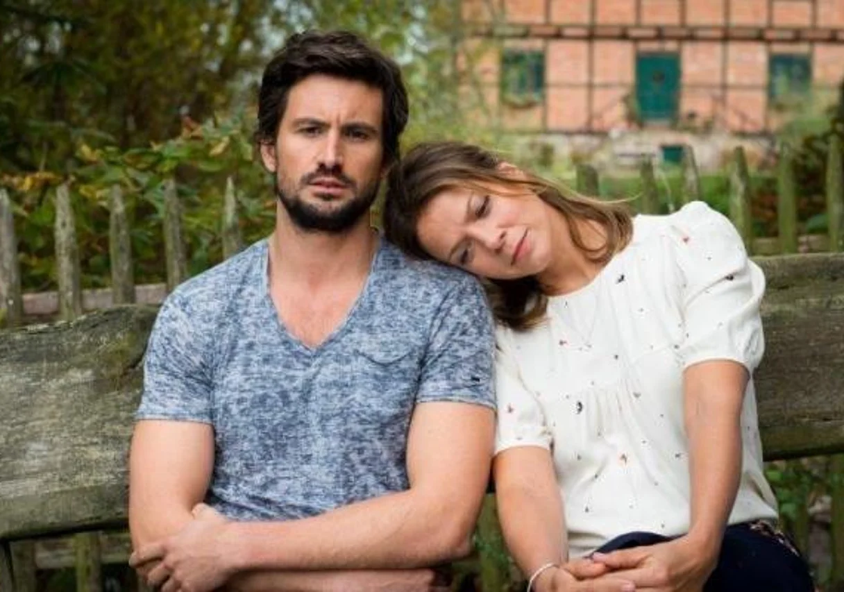 Jessica Schwarz und Tom Beck am Forsthaus Friedrichshohenberg in Ermsleben