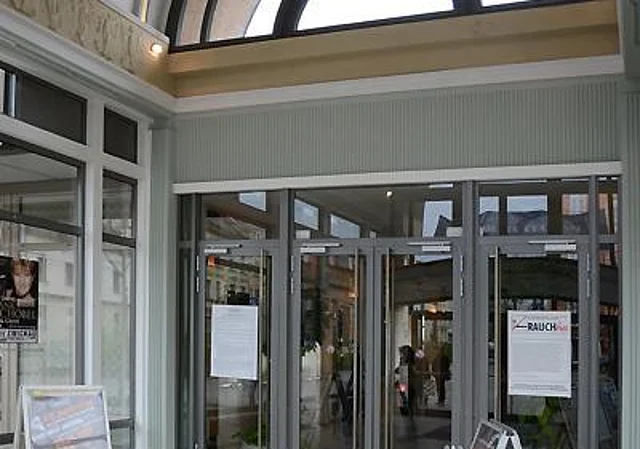 Blick vom Haupteingang zum Foyer