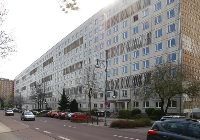 Richard-Paulick-Straße nach Osten