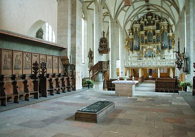 Langhaus mit Blick auf Grabplatte Richtung Westen