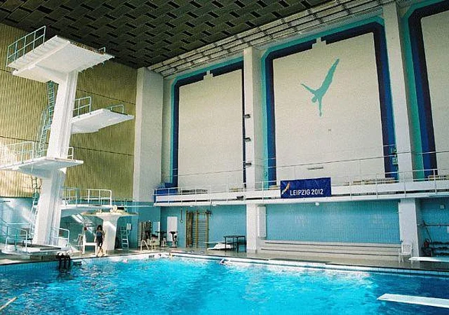 Schwimmhalle, Sprunghalle
