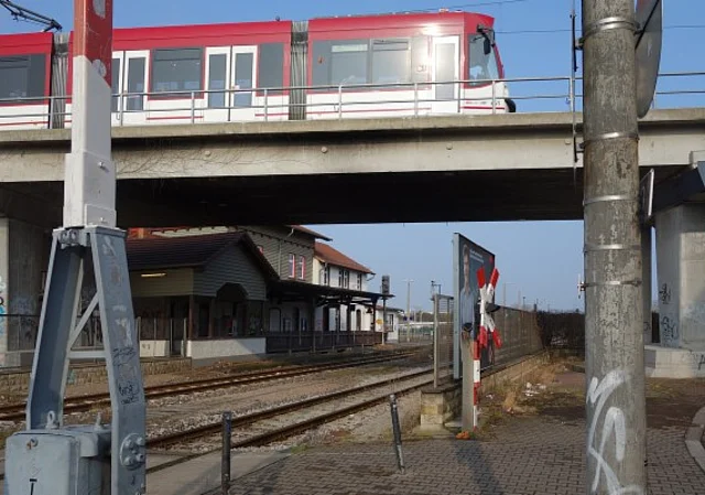 Magdeburger Allee, Bahnübergang Hohenwindenstraße