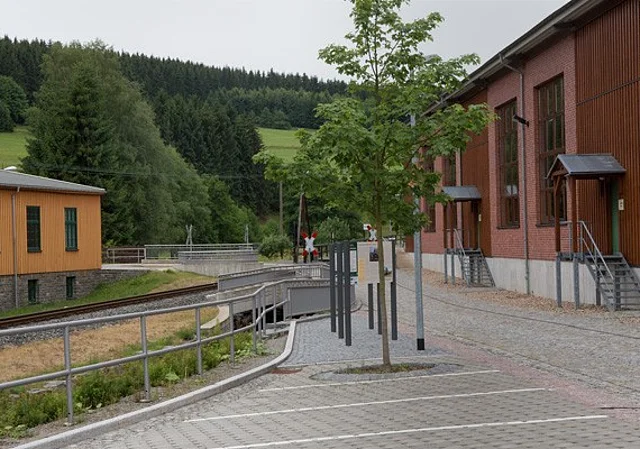Blick auf die Ausstellungs- und Fahrzeughalle