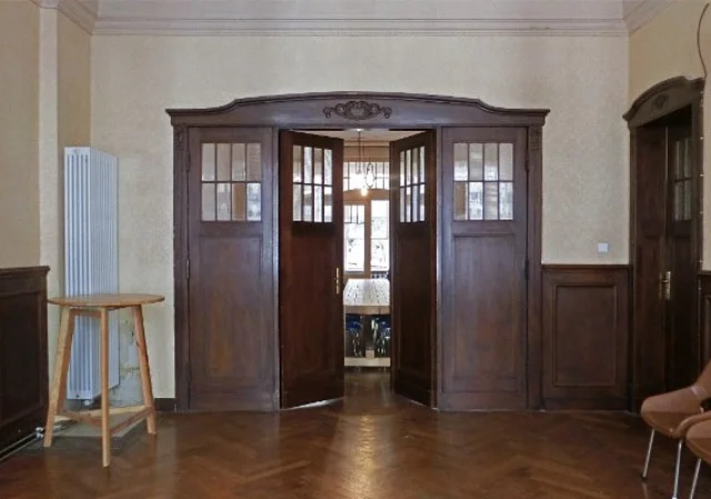 Salon mit Flügeltür
