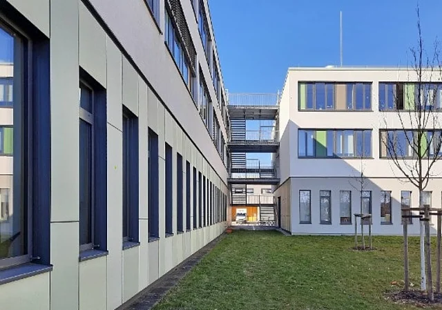 Verbindungstreppe zwischen Neubau und Erweiterungsbau