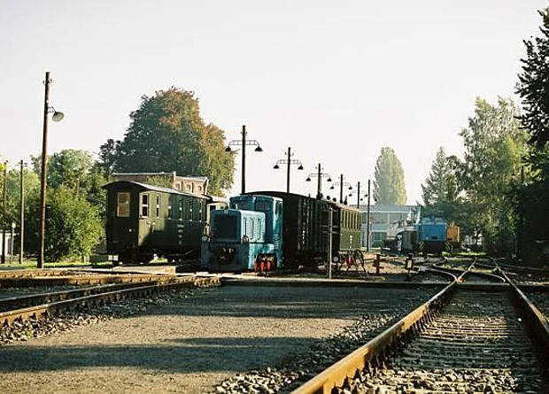 historischer Bahnsteig und Züge, Benndorf, nach Nordost 