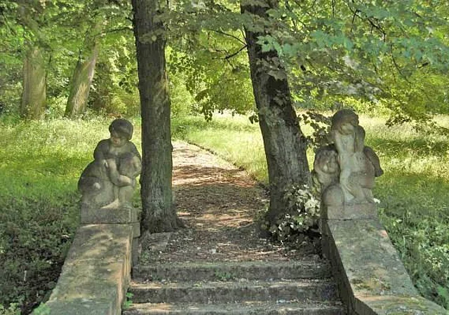 Weg mit Skulpturenpaaren