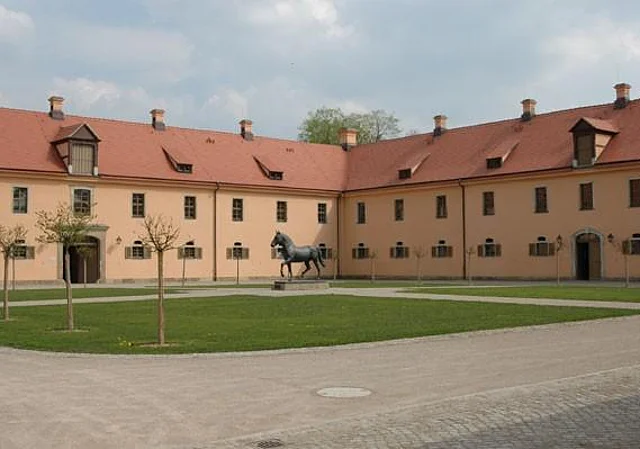 Innenhof, Stallungen